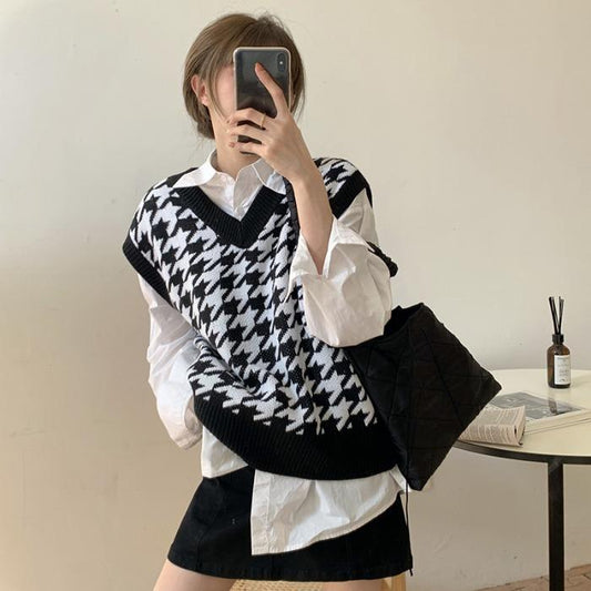 Women Loose Knitted Vest Sweater Girls V Neck Sleeveless Thick Vintage Sweater Female Waistcoat Chic Tank Tops All-match Short Pullover Vest Outerwear