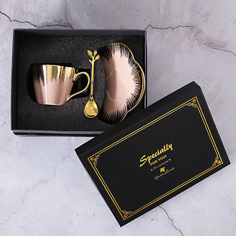 European-style Ceramic Coffee Cup Tracing Gold Cup and Saucer Set, Light Luxury British Flower Tea Cup, High-end Couple Gift Cup and Saucer