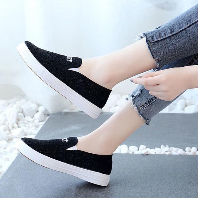 Women Summer Light Shoes Female Breathable Cloth Flat Shoes Non Slip Soft Sole Versatile Antiskid Casual Shoes