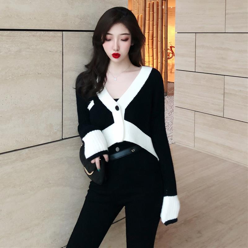 Spring and Autumn Short Knitted Cardigan Black and White Color Matching Fashion Top V-neck Long-sleeved Sweater