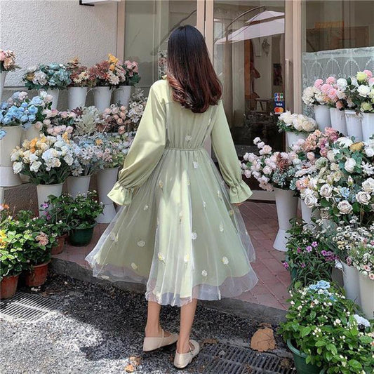 Sen-line Mesh Stitching Dress with Waist Gentle Wind Long-sleeved First Love Dress Gentle and Lovely Temperament Elegant Lace Embroidery