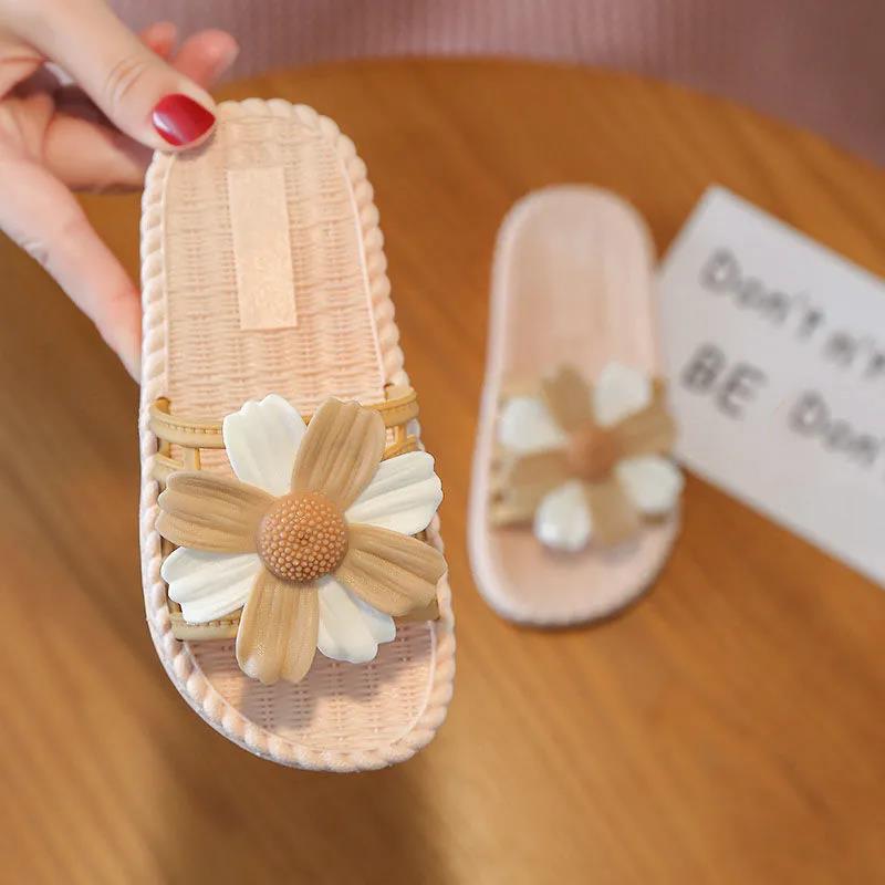 Girl's Summer Slippers Girl's Soft Sole Anti-slip Slippers Indoor Flower Decoration Shower Casual Light Flat Slippers