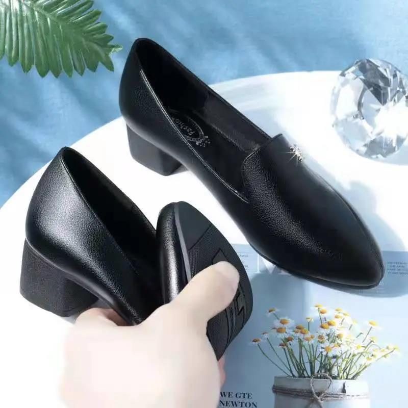 Women's Soft Leather Black Middle Heel Thick Heel Non-slip Mother Shoes Large Size Professional Leather Shoes