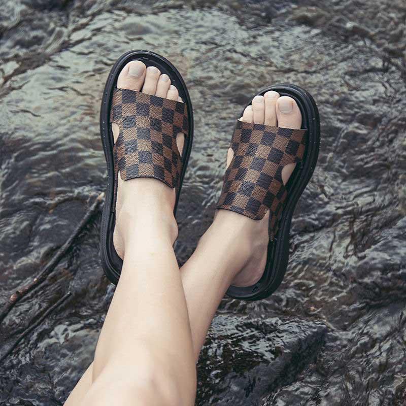 Size38-44 Summer Men Sandals Comfortable Non-slip PU Leather Plaid Beach Slippers Casual Outdoor Slippers Alphabet Drag Flip Flops