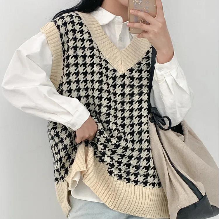 Women Loose Knitted Vest Sweater Girls V Neck Sleeveless Thick Vintage Sweater Female Waistcoat Chic Tank Tops All-match Short Pullover Vest Outerwear