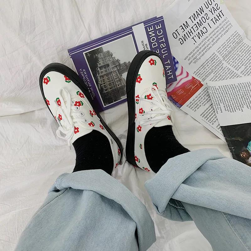 Little Flowers Graffiti White Shoes Female Students Korean Version of All-match Canvas Shoes Harajuku White Sneakers