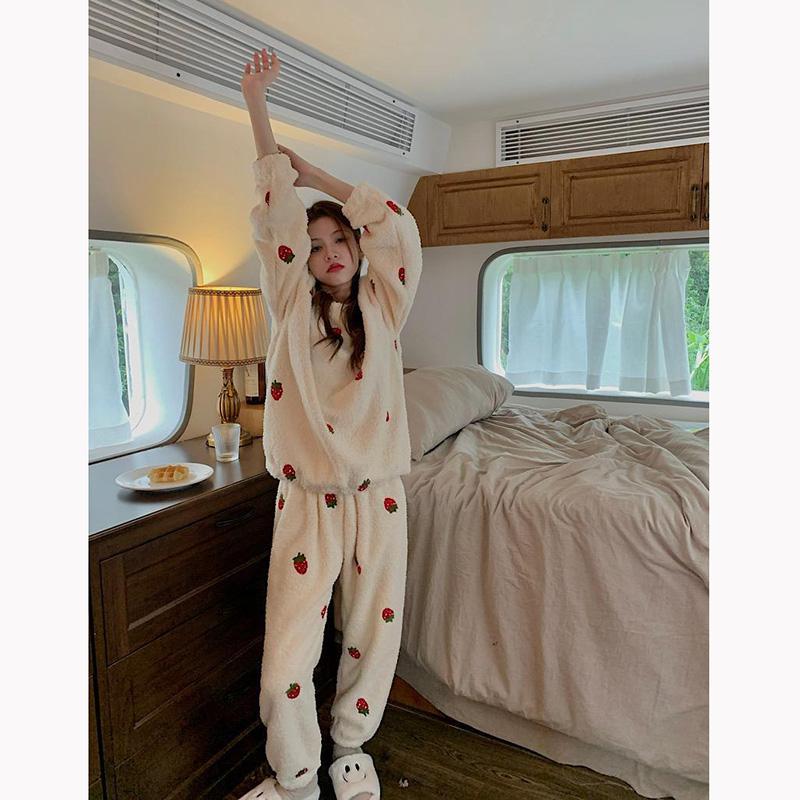 Women's Autumn Winter Coral Fleece Pajamas Set Cute Strawberry Printing Plus Velvet Thickening Loose Casual Homewear Suit Long Sleeves Soft Loungewear