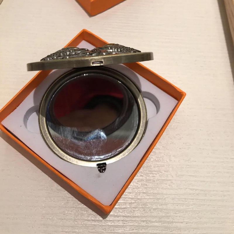 Retro European Foldable Round Shape Makeup Mirror Ladies Collapsible Portable HD Thin and Light Must-have Makeup for Travel Appointment Small Mirror