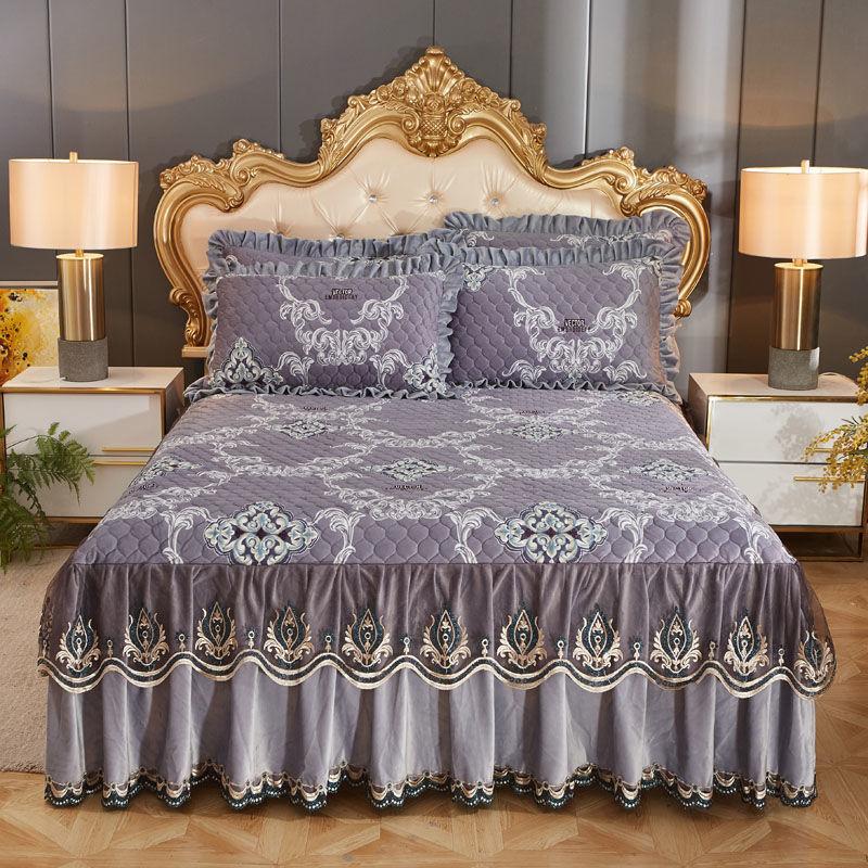 Anti-skid Warm Bedspread Thickened Winter Bedding Skirt High-grade Crystal Velvet Bed Skirt Pillowcases Three-piece Set