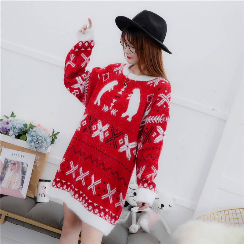 In the autumn and winter, wear a thick warm coat jacket, a long sweater, women's loose