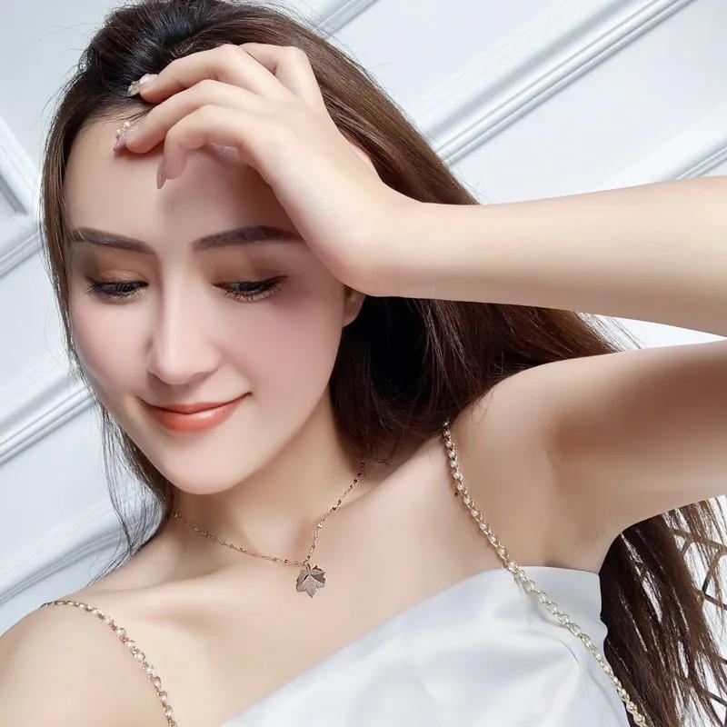 Ladies' Maple Leaf Pendant Necklace Simple Clavicle Chain Jewelry Sweater Chain Gift Necklace Jewelry for Girls Gold Choker Chain Necklaces