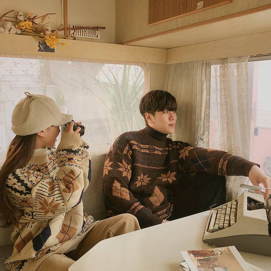 2 Colors Couple Sweater Winter Snowflake Print O-neck Loose Knitwear Retro Unisex Pullover