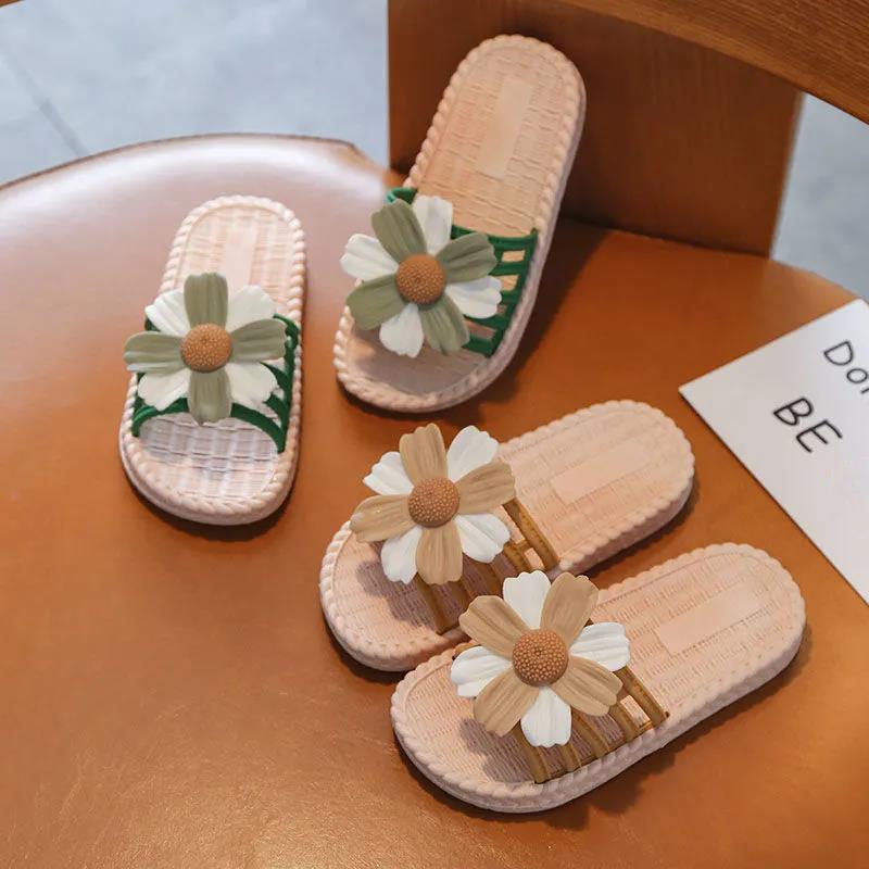 Girl's Summer Slippers Girl's Soft Sole Anti-slip Slippers Indoor Flower Decoration Shower Casual Light Flat Slippers