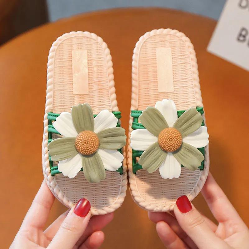 Girl's Summer Slippers Girl's Soft Sole Anti-slip Slippers Indoor Flower Decoration Shower Casual Light Flat Slippers