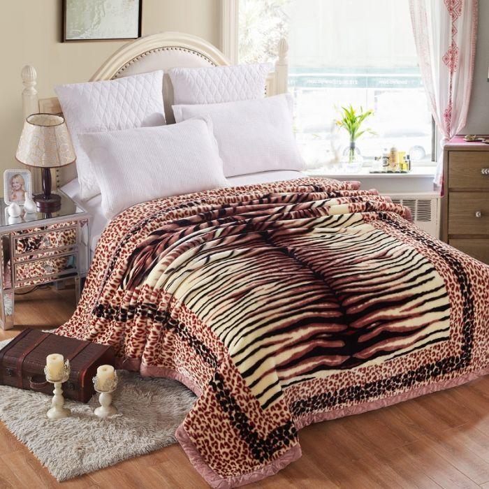 Coral Fleece Blankets for Beds Autumn and Winter Blankets Thick Breathable Warmth Double Blankets Household Items Square Simple Blankets