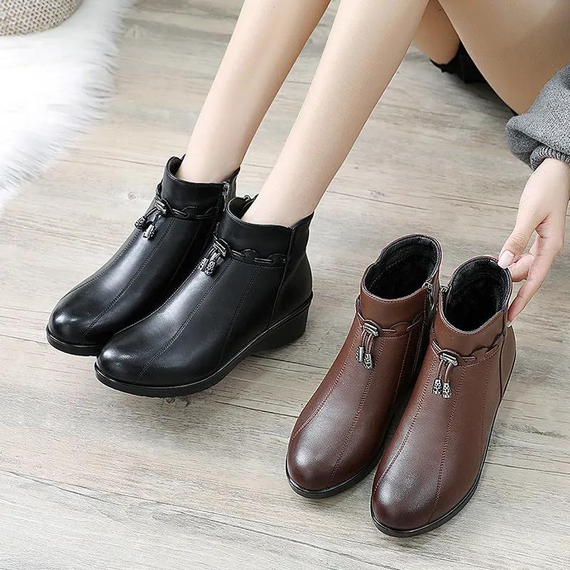Winter Mother's Cotton Shoes and Velvet Warm Short Boots Middle-aged Women's Shoes Soft-soled Non-slip Leather Shoes