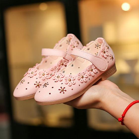 Girls Sandals Girls Spring Summer Soft Sole Low Heel Casual Sandals Solid Color Anti-slip Beads and Flowers Decoration Princess Sandals