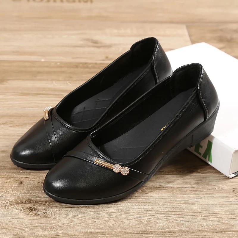 Spring and Autumn Mother's Shoes Soft Sole Comfortable Ladies Flat Pumps Mid Heel Comfortable Lightweight Black Leather Shoes