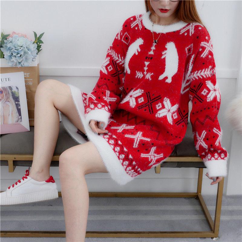In the autumn and winter, wear a thick warm coat jacket, a long sweater, women's loose