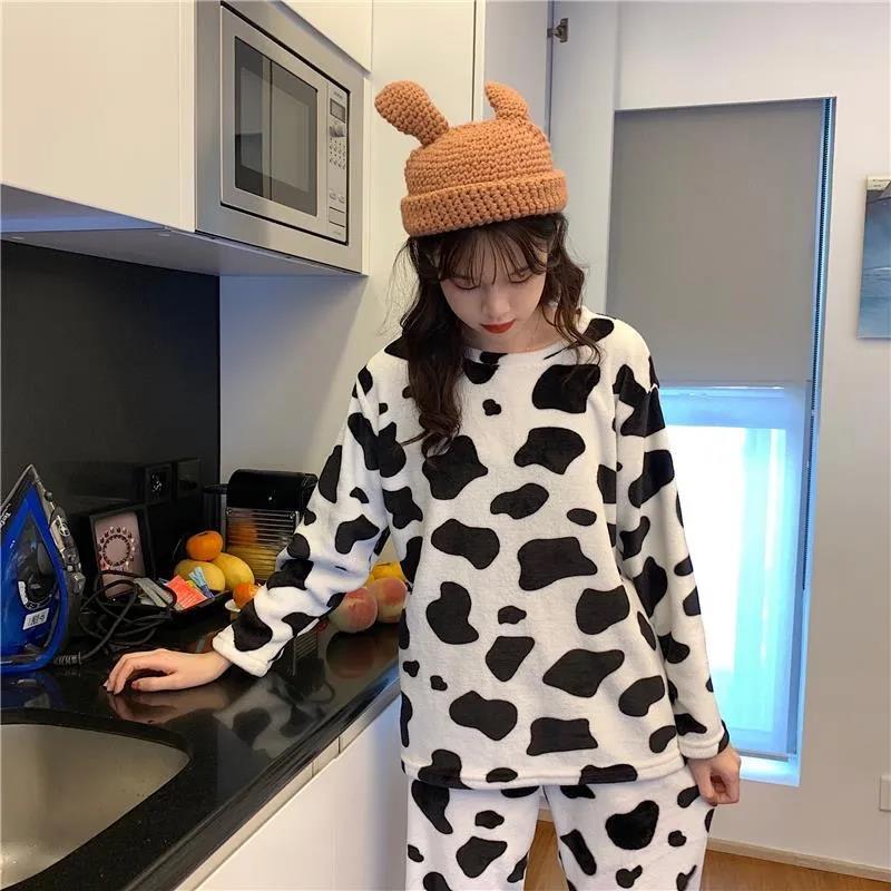 Women's Autumn Winter Pajamas Set Loose Plus Velvet Cute Cow Pattern Suits Set Warm Loose Homewear Two-piece Set Long Sleeves Round Neck Pyjamas