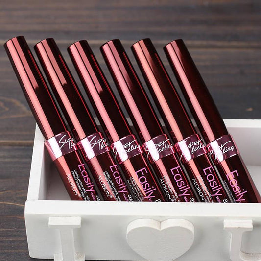 Eyeliner is smooth, ultra-fine soft tip, black pen, fast-drying long-lasting non-staining eye makeup