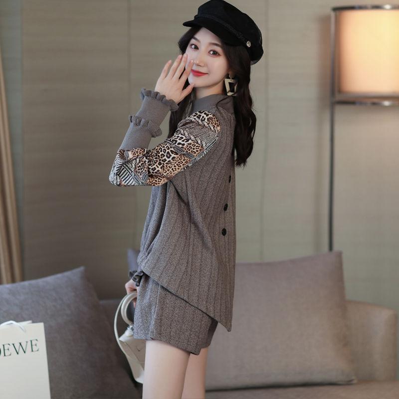 Fashion Suit Female Bee Brooch Long Sleeve Round Neck Fake Two-piece Shorts Two-piece Suit