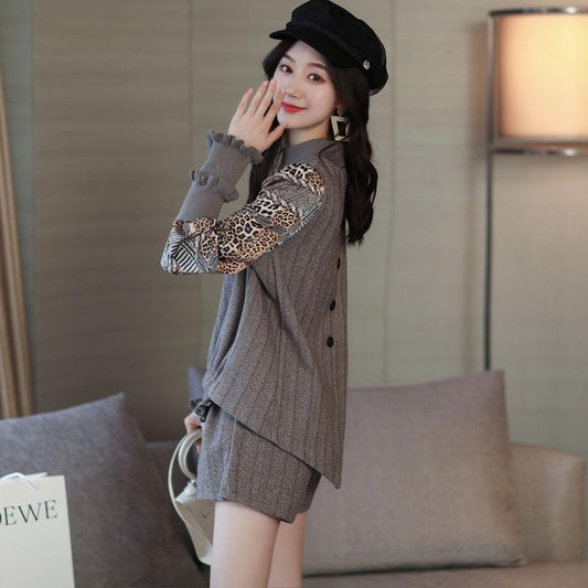 Fashion Suit Female Bee Brooch Long Sleeve Round Neck Fake Two-piece Shorts Two-piece Suit