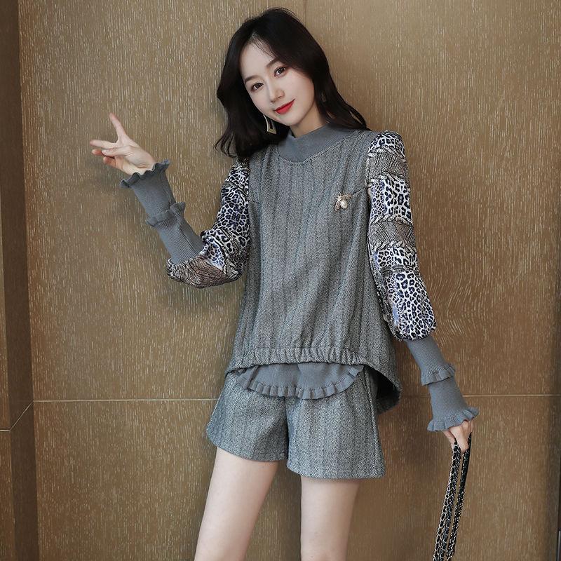 Fashion Suit Female Bee Brooch Long Sleeve Round Neck Fake Two-piece Shorts Two-piece Suit