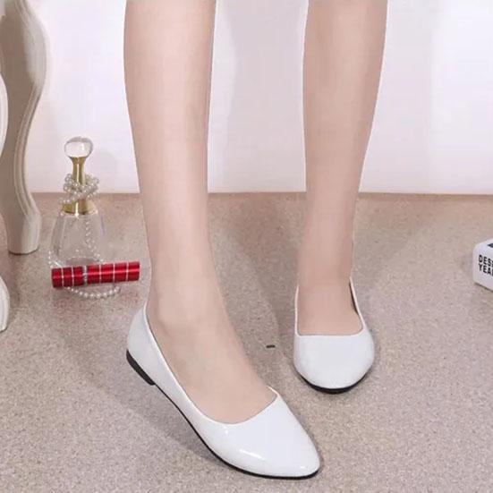 Ladies Solid Color Breathable Casual Slip-on Shoes Women's Spring Summer Large Size Low Heel Leather Single Shoes
