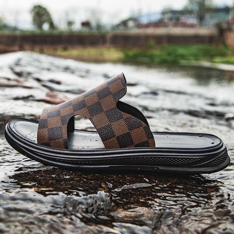 Size38-44 Summer Men Sandals Comfortable Non-slip PU Leather Plaid Beach Slippers Casual Outdoor Slippers Alphabet Drag Flip Flops