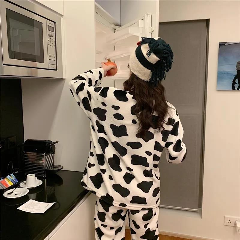 Women's Autumn Winter Pajamas Set Loose Plus Velvet Cute Cow Pattern Suits Set Warm Loose Homewear Two-piece Set Long Sleeves Round Neck Pyjamas
