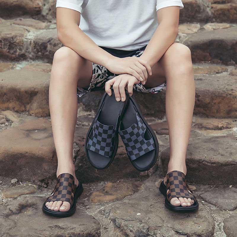 Size38-44 Summer Men Sandals Comfortable Non-slip PU Leather Plaid Beach Slippers Casual Outdoor Slippers Alphabet Drag Flip Flops