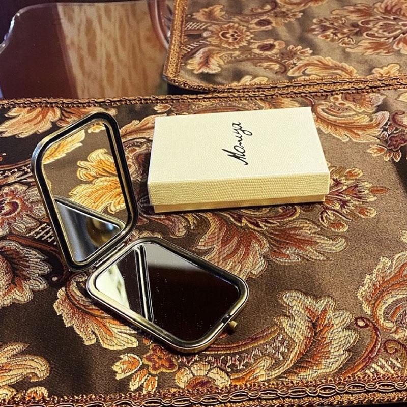 Retro European Foldable Hand-held Makeup Mirror Ladies Collapsible Portable HD Thin and Light Must-have Makeup for Travel Appointment Small Mirror