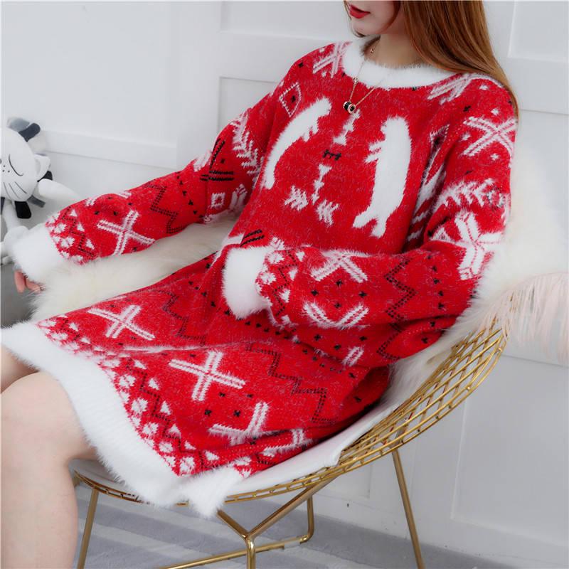 In the autumn and winter, wear a thick warm coat jacket, a long sweater, women's loose