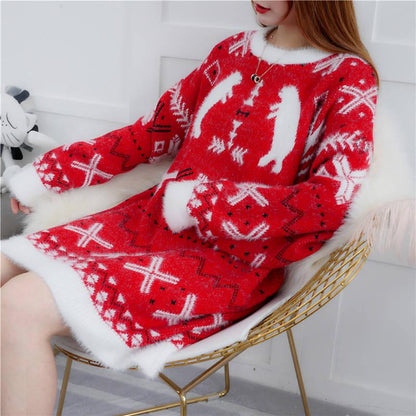 In the autumn and winter, wear a thick warm coat jacket, a long sweater, women's loose