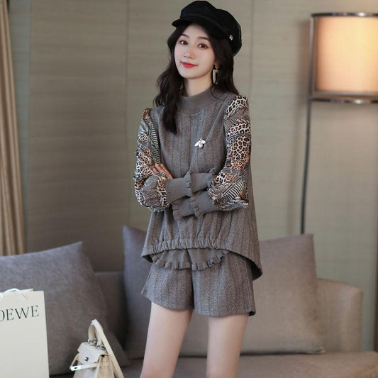 Fashion Suit Female Bee Brooch Long Sleeve Round Neck Fake Two-piece Shorts Two-piece Suit