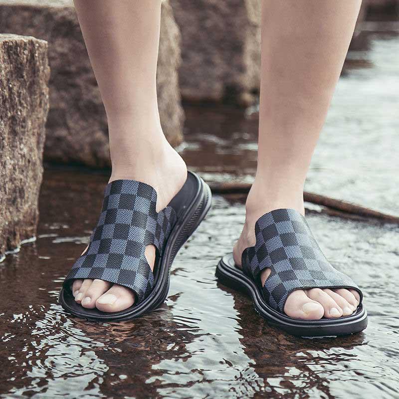 Size38-44 Summer Men Sandals Comfortable Non-slip PU Leather Plaid Beach Slippers Casual Outdoor Slippers Alphabet Drag Flip Flops