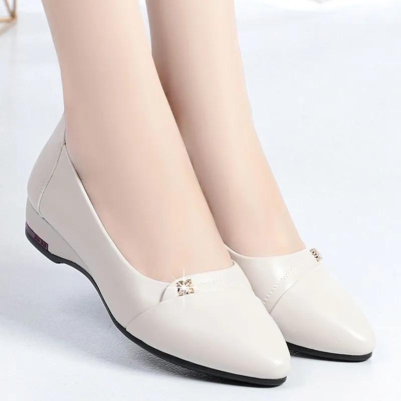 Soft Sole Mother's Shoes Women Flat Leather Shoes Wedge Women's Comfortable Low Heel Work Single Shoes
