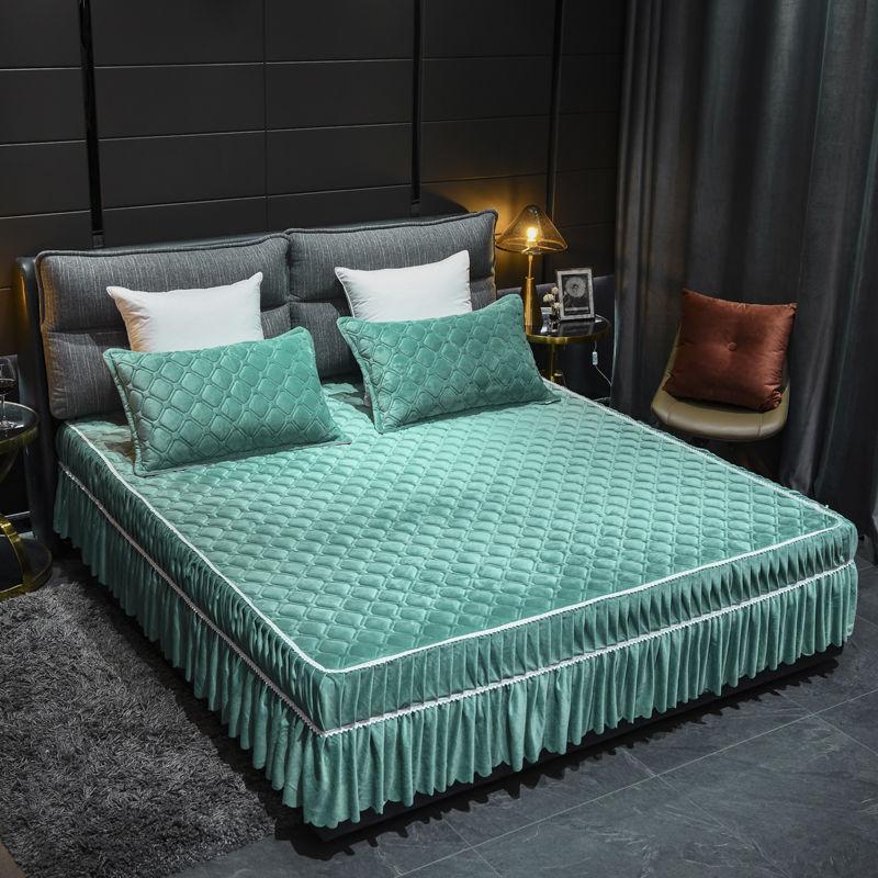 3pcs/set Wintercrystal Velvet Bed Skirt Three-piece Bed Cover Protective Cover Non-slip Quilted Bed Skirt Bed Cover and Pillowcase Three-piece Set