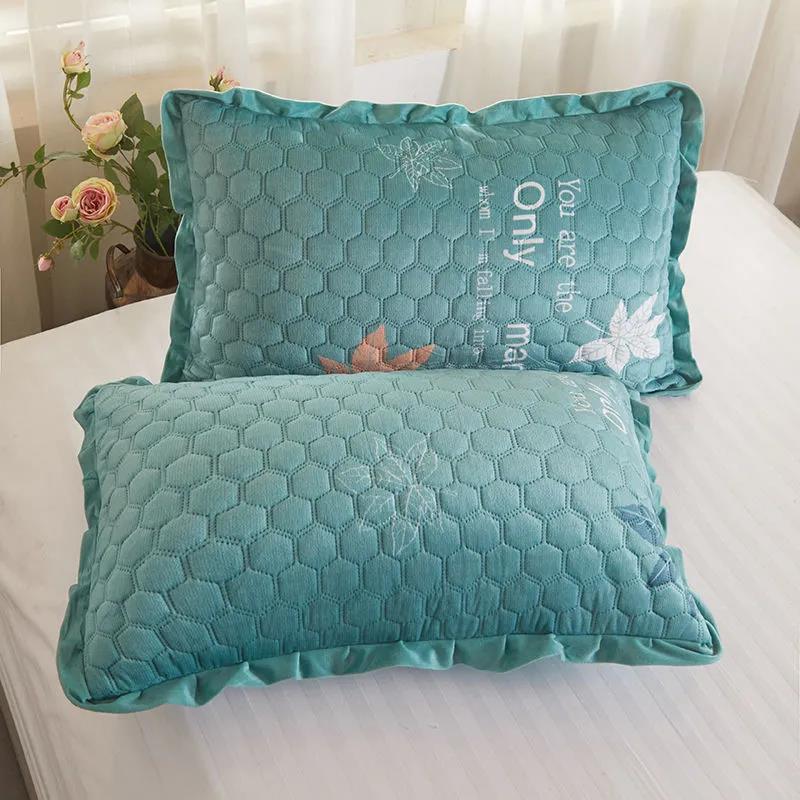 A Pair of Quilted Thickened Crystal Velvet Autumn and Winter Warm Velvet Pillow Cover