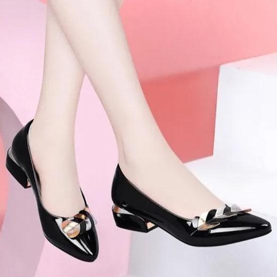 Ladies Solid Color Breathable Casual Slip-on Shoes Women's Spring Summer Large Size Low Heel Leather Single Shoes
