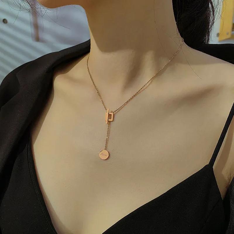 Round Card Buckle Chain Necklace Feminine Clavicle Chain Tide Sweater Chain Necklace for Girlfriend Round Pendant Necklace Exquisite Jewelry