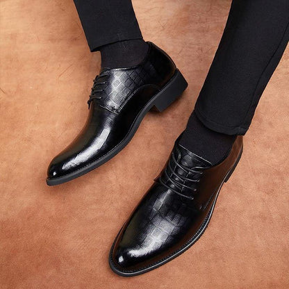 Black Men's Breathable Leather Shoes Korean Version of The Increase In The Young British Pointed Business Suits Men's Leather Shoes