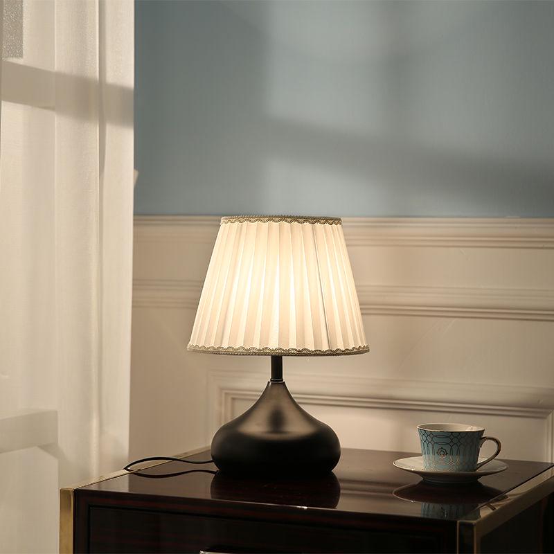Table lamps European Style Lace Wedding Garden Lamp cloth exquisite romantic bedside lamp