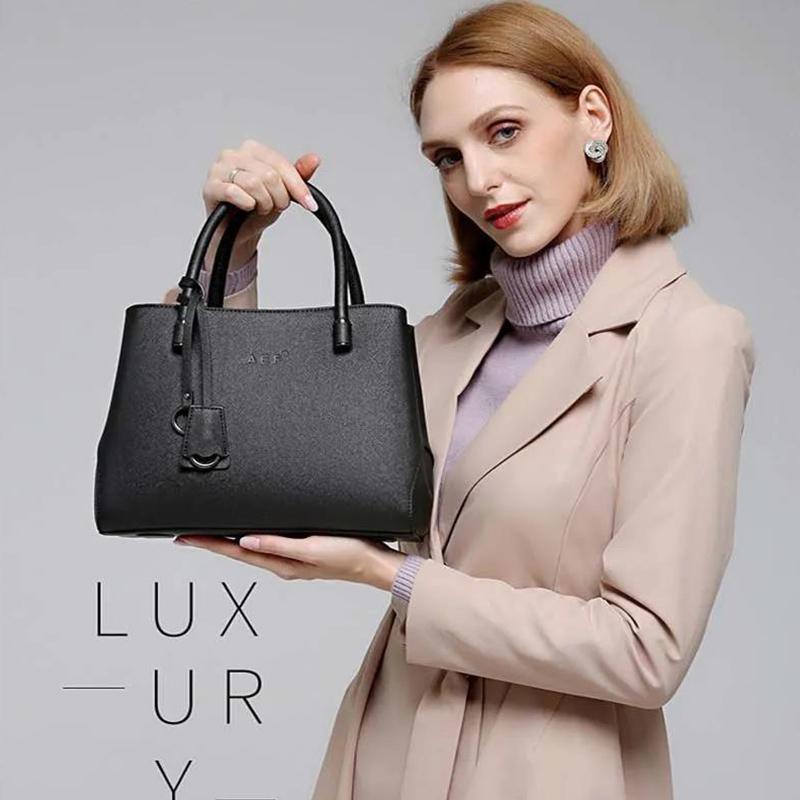 Real Cowhide Handbags Women's Trend Middle-aged Large-capacity Messenger All-match Niche Package