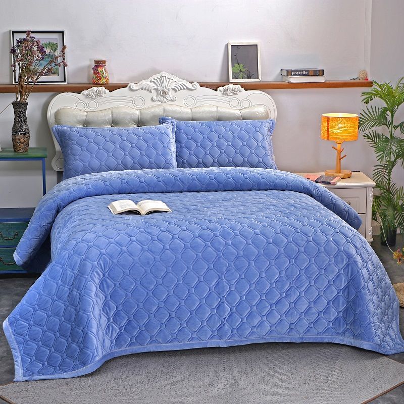3pcs/set Crystal Velvet Sheet European Style Quilted Non-slip Sheet Warm Blanket Pilowcase 3 Piece Set
