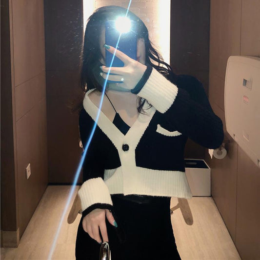 Spring and Autumn Short Knitted Cardigan Black and White Color Matching Fashion Top V-neck Long-sleeved Sweater