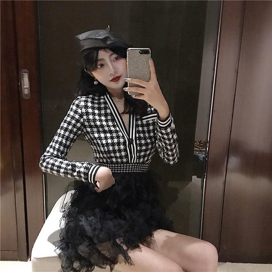 Short High Waist Black and White Plaid Sweater Women Spring and Autumn V-neck Long-sleeved Cardigan Small All-match Casual Jacket