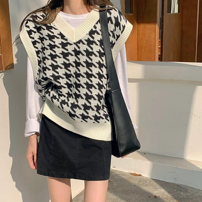 Women Loose Knitted Vest Sweater Girls V Neck Sleeveless Thick Vintage Sweater Female Waistcoat Chic Tank Tops All-match Short Pullover Vest Outerwear