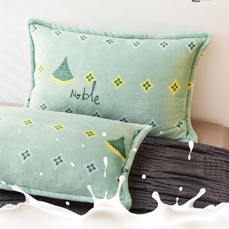 A Pair of Coral Velvet Pillowcases with Thickened Warmth and Velvet Pillowcase Bedding